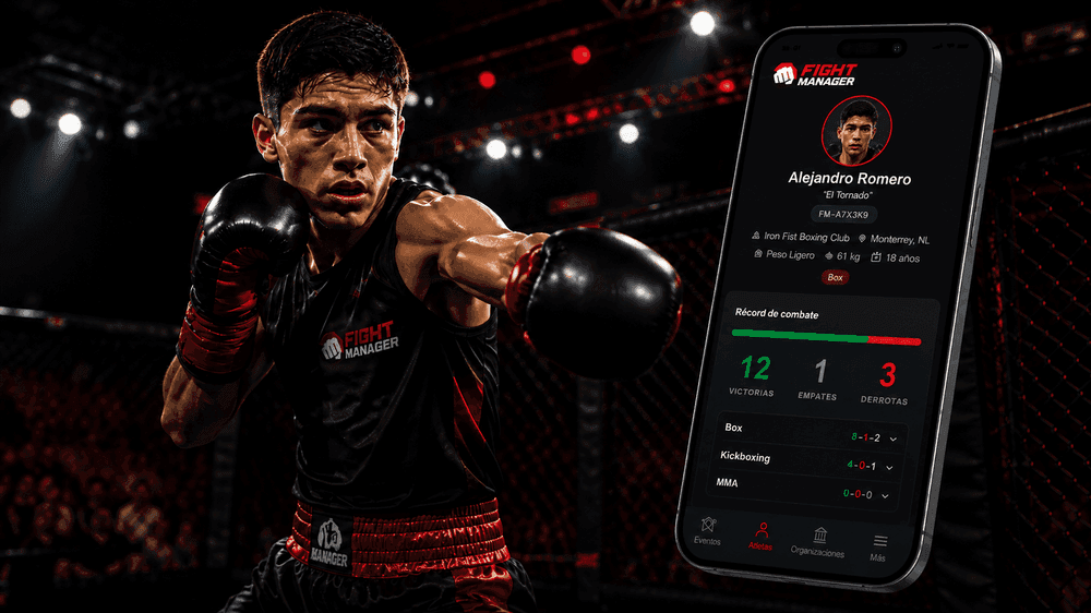 Atleta de kickboxing en combate, con su perfil de Fight Manager visible en el celular
